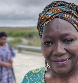 žena s čelenkou se usmívá do kamery