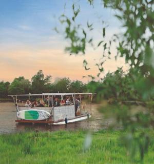 skupina lidí na lodi na řece