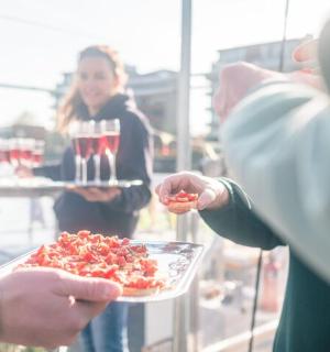 一群人拿着一盘食物