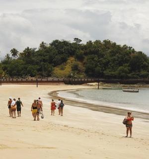 一群人在海滩上散步