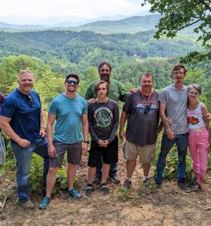 一群人在山上摆姿势拍照