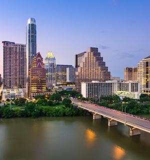 panorama města s mostem přes řeku