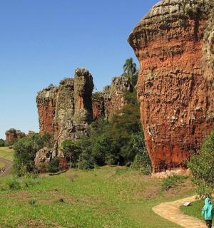 一个人走在岩层旁的小路上