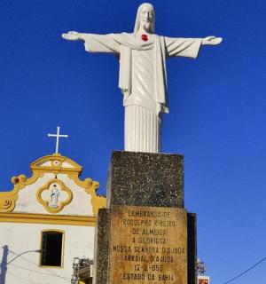 教堂前的基督救世主雕像