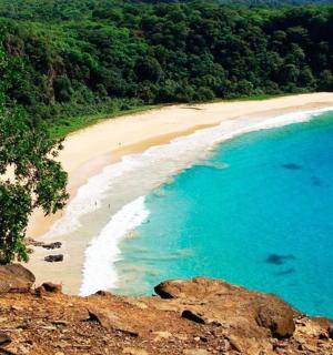 有船在水中的海滩