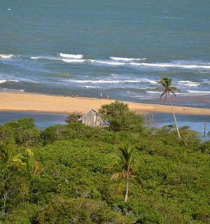 有房子和大海的海滩