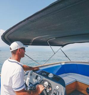 一名男子在海上驾驶一艘船