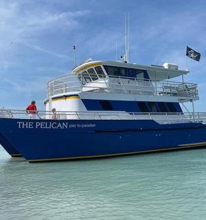 Velká modrobílá loď ve vodě