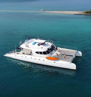 一艘白色的船停在水中央