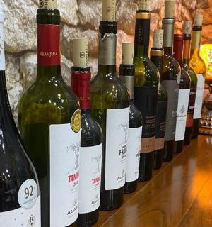 řada lahví vína na stole