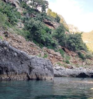 uno specchio d'acqua vicino a una montagna rocciosa