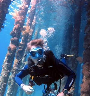 水族馆里穿着潜水服、戴着护目镜的女人