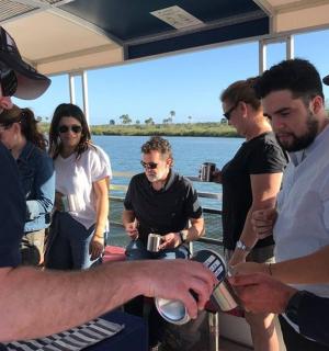 一群人站在船上喝酒