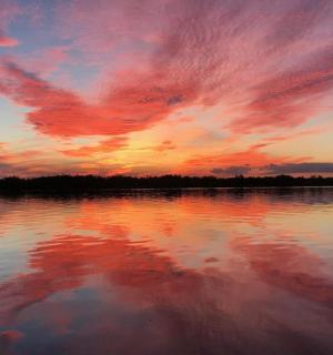 一大片水域上的日落