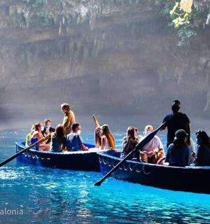 група људи у чамцу у води