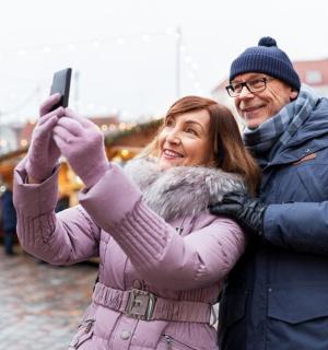 一男一女用手机拍照