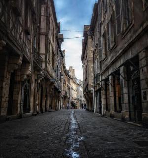 建筑物之间的小巷里的一条空荡荡的街道