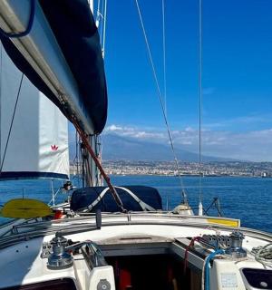 loď na vodě s výhledem na oceán