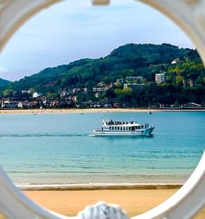 un vaixell flotant a l'aigua a la platja