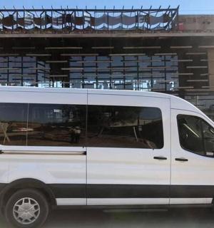 una furgoneta blanca aparcada davant d'un edifici