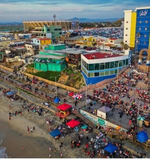 pemandangan atas orang ramai di pantai