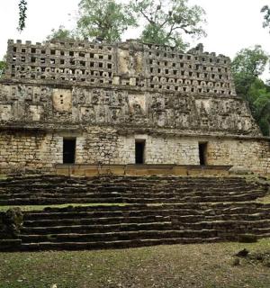 sebuah bangunan batu besar dengan tangga di hadapan