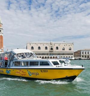 城市附近水中的一艘黄白相间的船