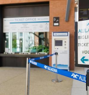 建筑物售票处前的标志