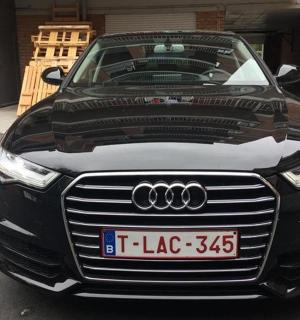 一辆黑色奥迪车停在车库里