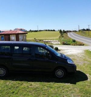 ein schwarzer Lieferwagen, der am Straßenrand geparkt ist