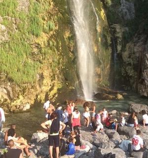 瀑布附近水中的一群人