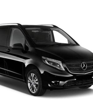 白色背景中孤立的一辆黑色货车