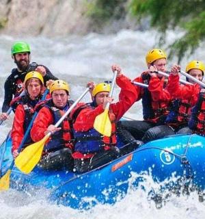 skupina lidí na voru na řece