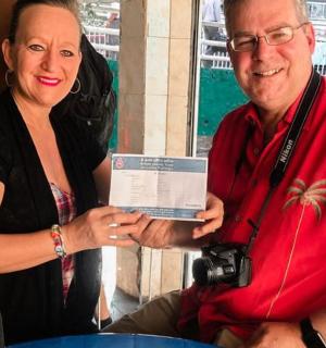 žena drží muže s kamerou