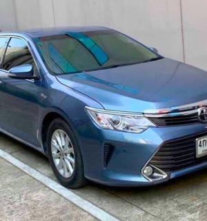 一辆蓝色汽车停在停车场