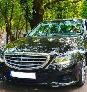 一辆停在路边的黑色汽车