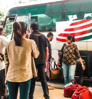 一群人站在公交车外面