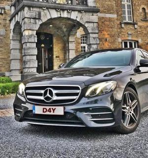 停在建筑物前的汽车