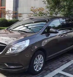 černé auto zaparkované na parkovišti