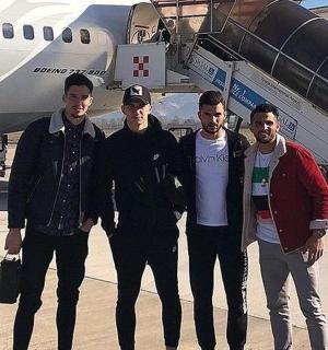 eine Gruppe von Männern steht vor einem Flugzeug