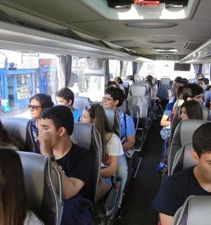 一群人坐在公共汽车上