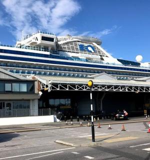 一艘大型游轮停靠在一栋建筑上