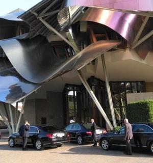 a group of cars parked in front of a building