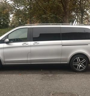 一辆银色货车停在停车场