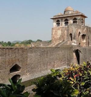 一座顶部有塔楼的古老建筑