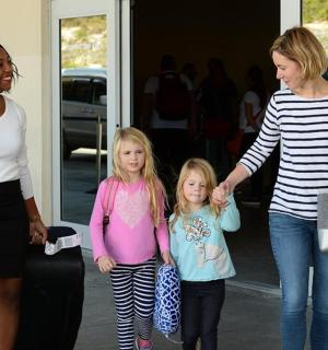 两名妇女和两名小女孩走在人行道上