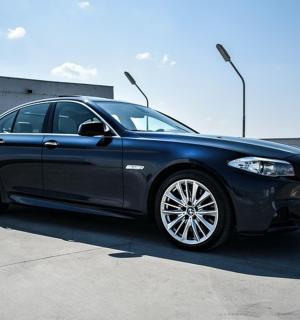 一辆黑色汽车停在停车场