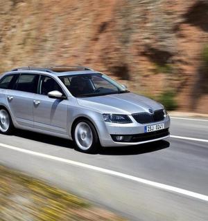 ein silbernes Auto fährt eine Straße entlang