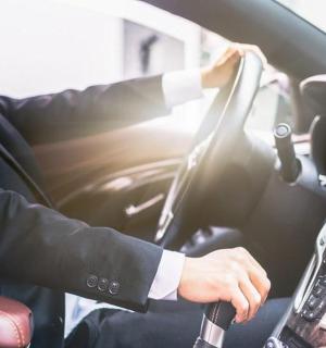 一个穿着西装的男人开着车