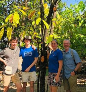 一群人站在一棵树前